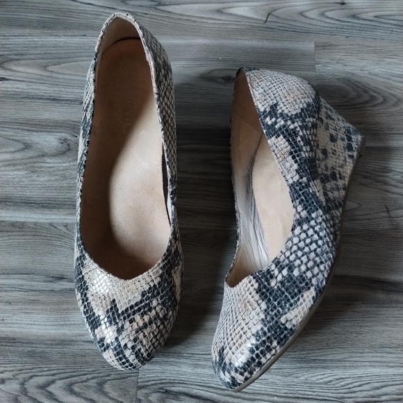 Vionic Antonia Tan/Gray Natural Snakeskin Wedge Pumps Shoe Womens Size 7 - Picture 1 of 5